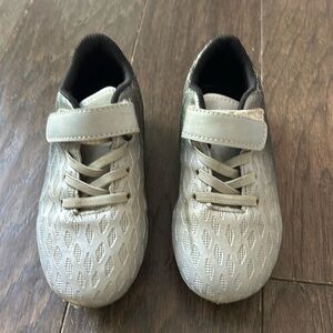 Boys size 11 Velcro cleats.